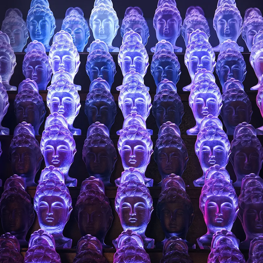 Plate VI from Compassion, a glass artwork by Trish Duggan