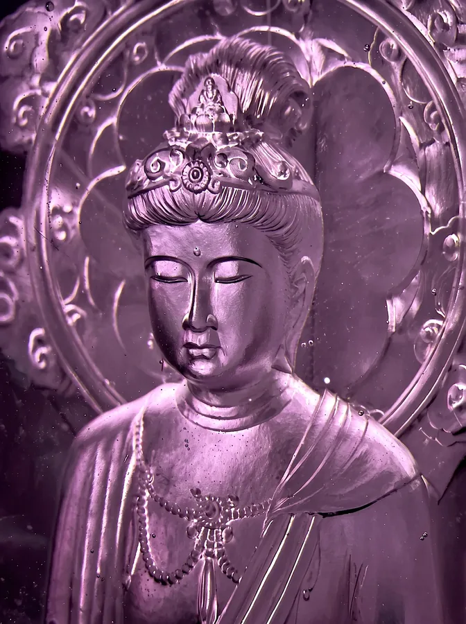 Plate III from Compassion, a glass artwork by Trish Duggan