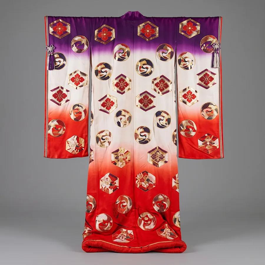 Plate XXI from Imagine the Beauty of Japan, a glass artwork by Trish Duggan